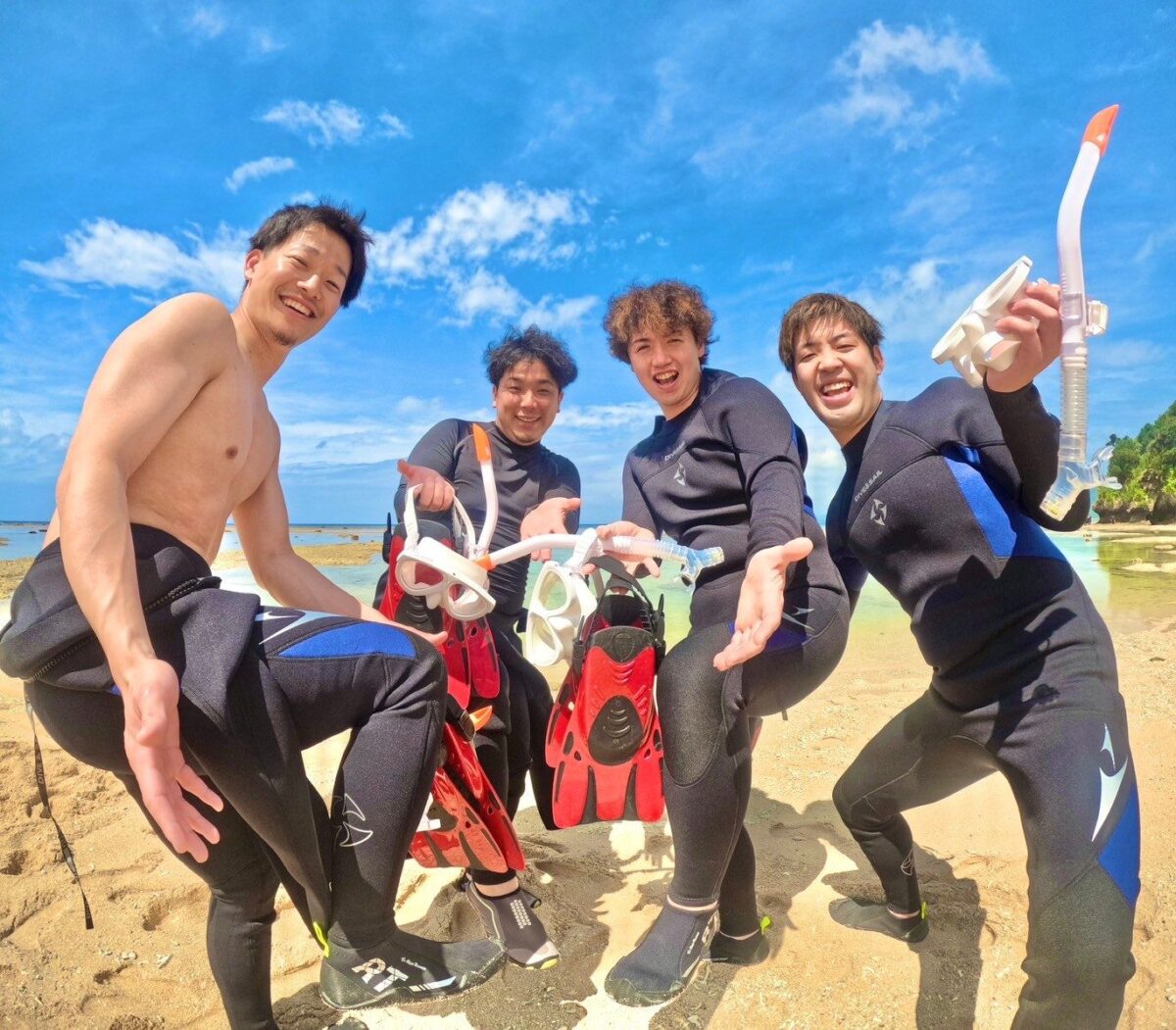 ビーチから海に入る前に器材を持った青の洞窟ツアーの参加者