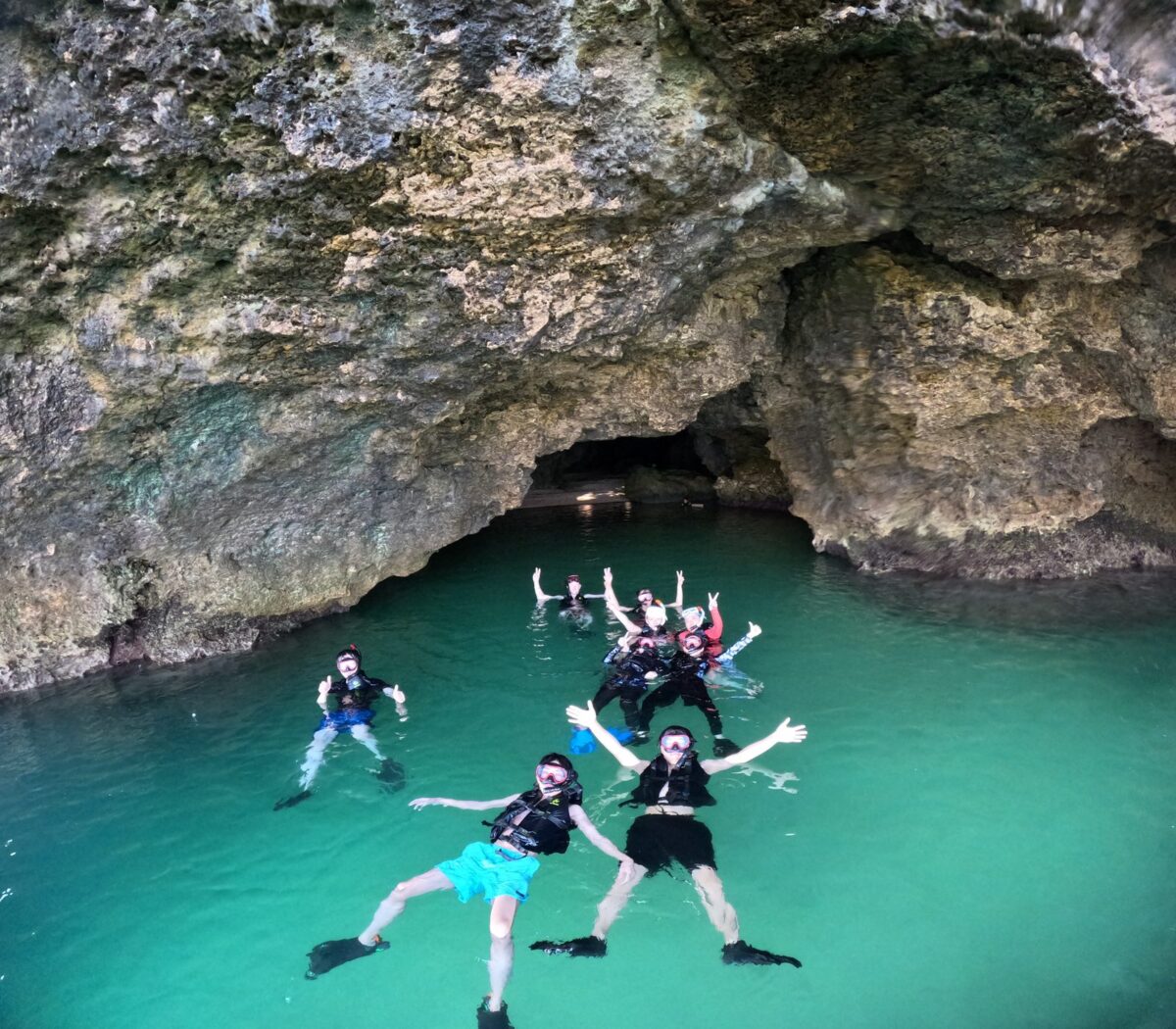 石垣島の青の洞窟の中でシュノーケリングを楽しむツアー参加者